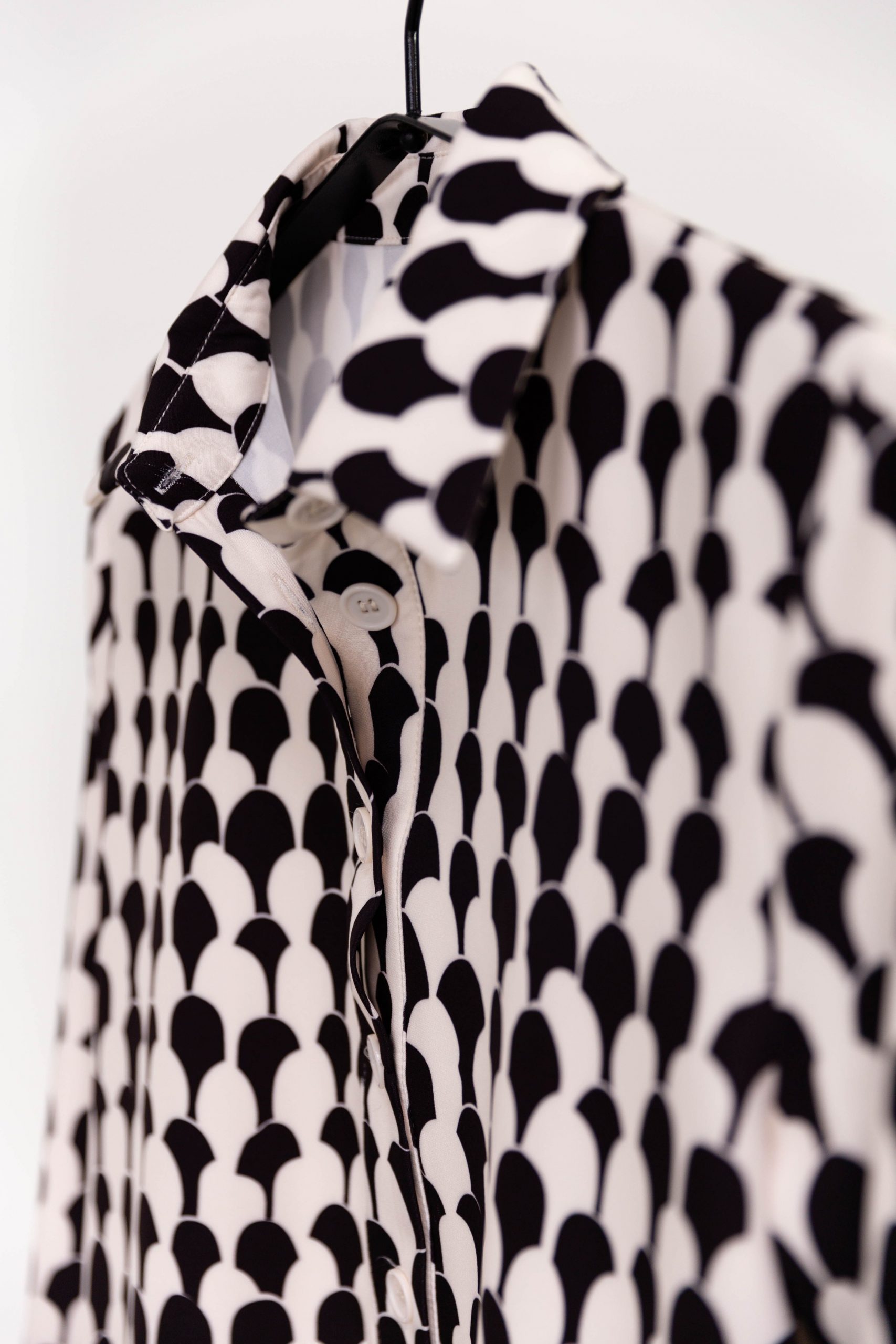 Kleid Hemdkragen mit Allover Print schwarz-creme